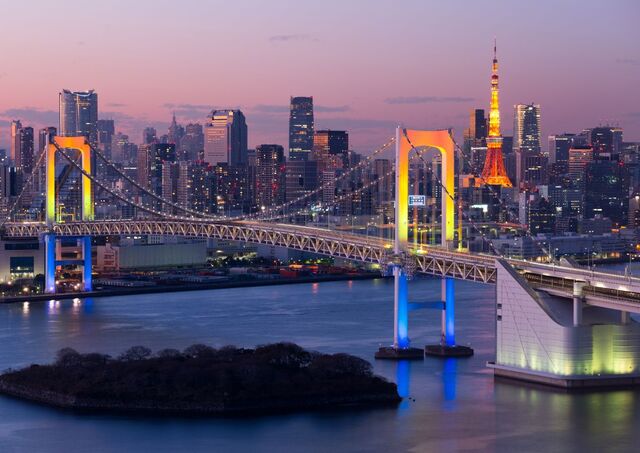 Rainbow Bridge con vistas al perfil urbano nocturno de Tokio, Japón