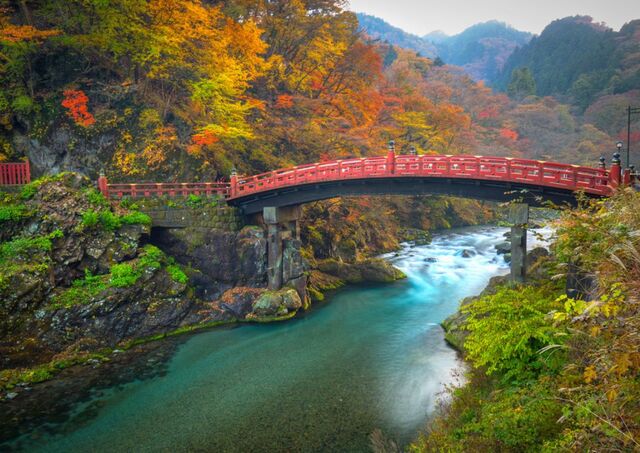 Paisaje otoñal en Nikko con el puente Shinkyo, teñido de rojo