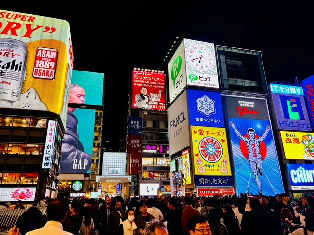 El animado Dotonbori de Osaka por la noche 