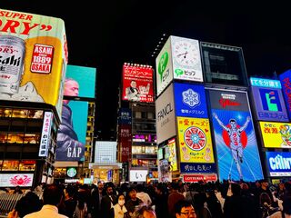 El animado Dotonbori de Osaka por la noche 