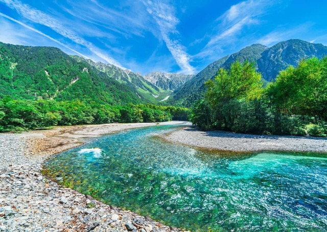 Hermoso paisaje de Kamikochi con el río Azusa y las montañas Hotaka en Nagano, Japón