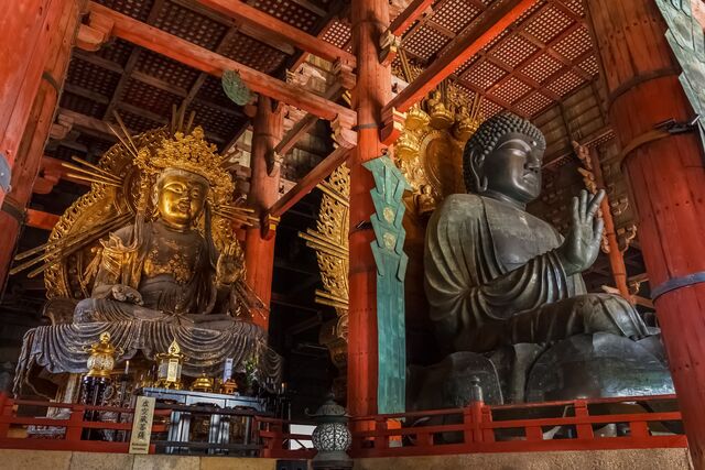 Estatua del Daibutsu de Nara en el interior del templo Todai-ji 