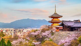 Kiyomizu-dera en Kioto durante la época de Sakura 