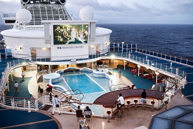 Cubierta exterior del Diamond Princess con piscina 