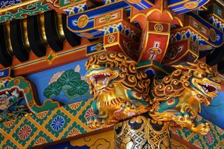 Detalles del santuario Kunozan Toshogu en Shizuoka 