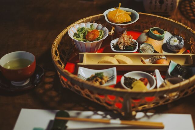 Cena de estilo Kaiseki en un ryokan japonés 