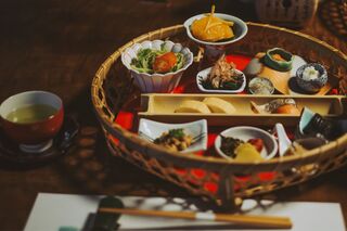 Cena de estilo Kaiseki en un ryokan japonés 