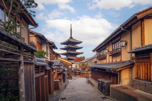 Calle tradicional de Sannenzaka con el templo Kiyomizu-dera de Kioto al fondo 