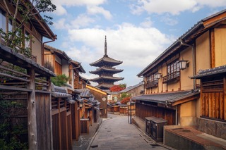 Calle tradicional de Sannenzaka con el templo Kiyomizu-dera de Kioto al fondo 