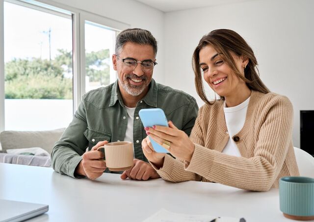 Pareja de mediana edad planeando un viaje a Japón