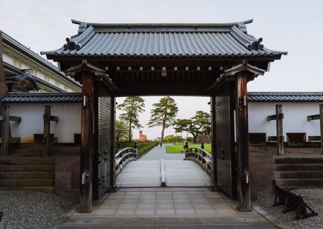 La puerta Ichinomon en el castillo de Kanazawa, Japón 