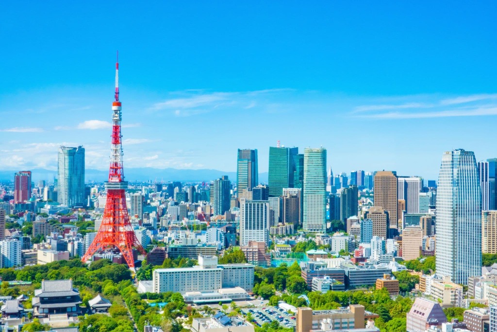 Vista diurna de los rascacielos de Tokio en verano 