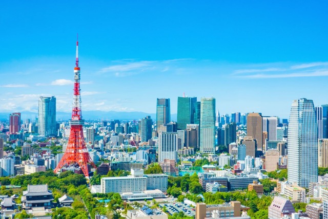 Vista diurna de los rascacielos de Tokio en verano 