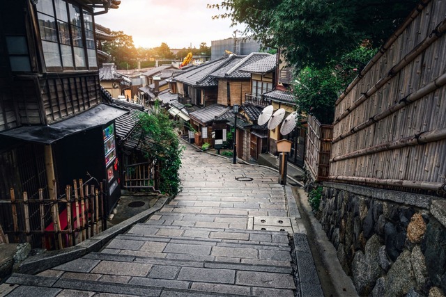 Encantadora calle en el barrio de Higashiyama de Kioto 
