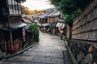 Encantadora calle en el barrio de Higashiyama de Kioto 