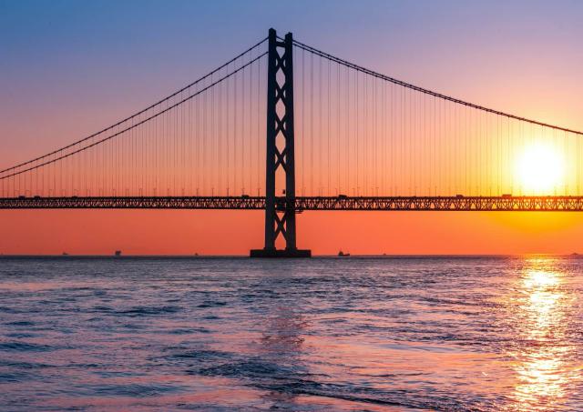 Puente de Akashi Kaikyo al atardecer