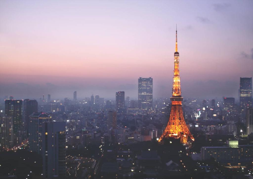 La Torre de Tokio iluminada por la noche