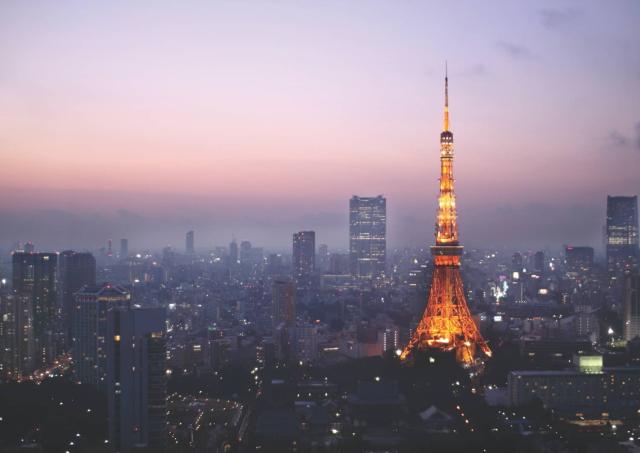 La Torre de Tokio iluminada por la noche