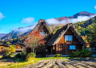 Una casa gassho-zukuri enclavada en los valles