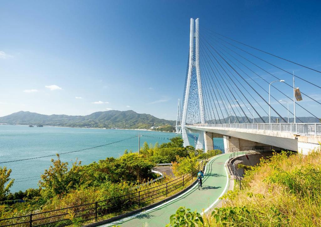 Puente Tatara y carril bici Shimanami Kaido
