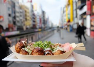 Takoyaki, conocida comida callejera