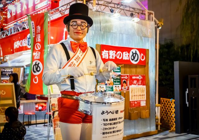 Artista actuando en la calle Dotonbori, Osaka
