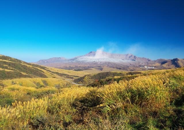Humo saliendo del monte Aso en otoño