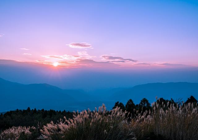 Puesta de sol sobre el cráter del Monte Aso
