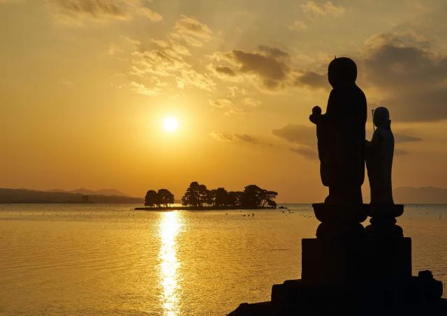 Puesta de sol en la isla de Yomegahama