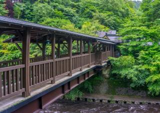 Puente Deai-bashi en el ryokan Yamabiko