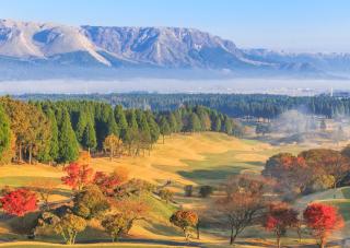 Los visitantes pueden jugar al golf bajo el Monte Aso