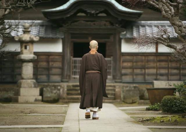 Un monje en el patio de un monasterio de Kamakura