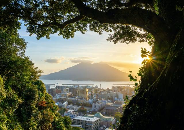 La ciudad de Kagoshima con el volcán Sakurajima de fondo