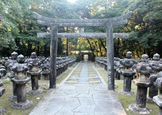 Tumba del clan Mori, parte del templo Tokoji