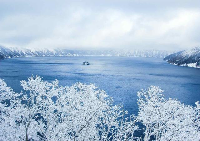 El lago Mashu cubierto de escarcha