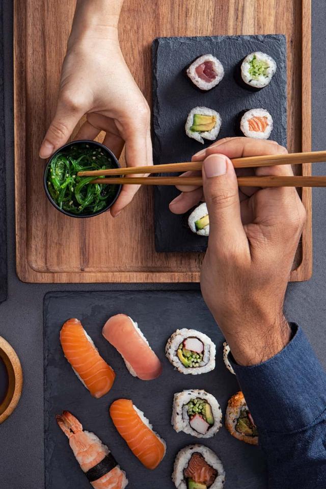 Sushi variado: nigiri, sashimi y rollitos para compartir y comer con palillos.