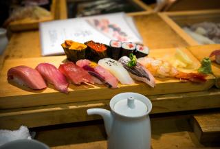 Sushi fresco en el mercado Tsukiji de Tokyo