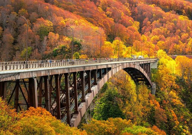 Puente Jogakura en la prefectura de Aomori con fondo de hojas de otoño. Una vista maravillosa del arroyo Jyogakura-keiryu, en el Parque Nacional Towada-hachimantai.