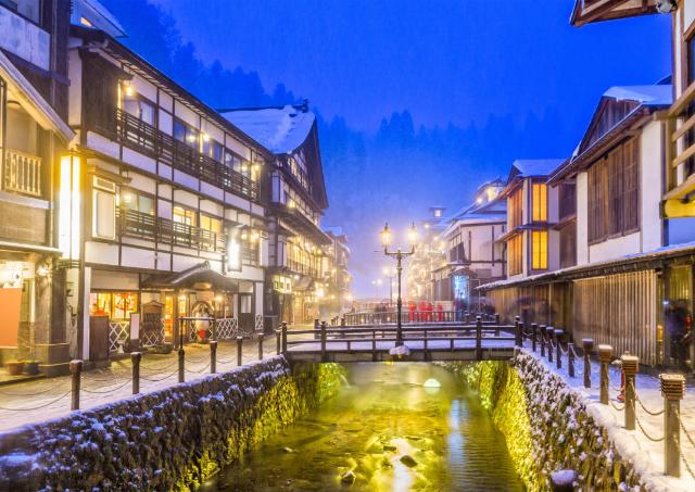  Obanazawa Ginzan Onsen, ciudad de aguas termales de Japón cubierta de nieve.