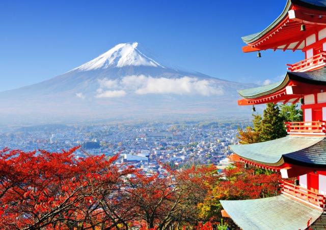 El monte Fuji con colores otoñales en Japón.