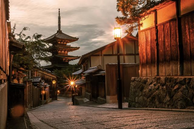 Atardecer en la calle Higashiyama, Kioto