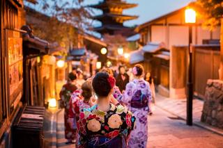 Mujeres con kimono, Sannenzaka, Kioto