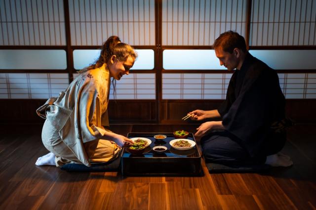 Disfrutando de una comida tradicional en un ryokan