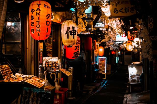 Calle con izakayas locales en Shinjuku, Tokio