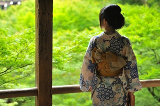 Dama con kimono en un jardín japonés