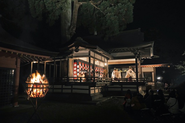 Representación Noh nocturna