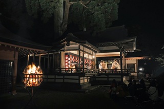 Representación Noh nocturna