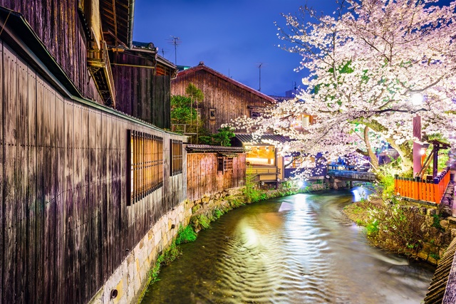 El río Shirakawa de noche en Gion