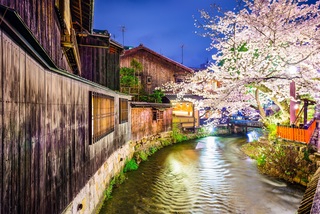 El río Shirakawa de noche en Gion