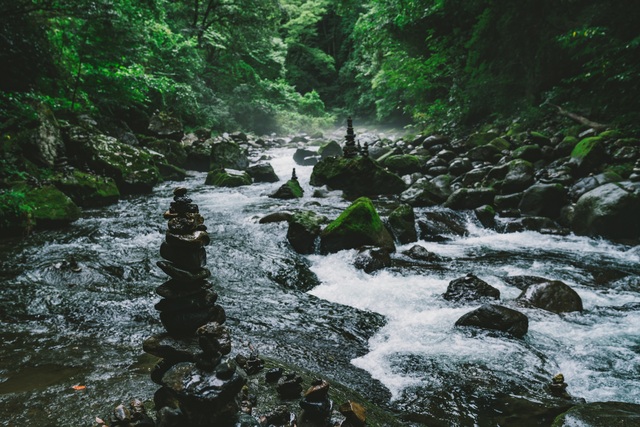 Deseos de roca en el cauce del río Amanoyasukawara, Miyazaki